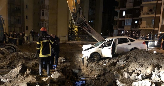 Çukura uçan otomobilin sürücüsü hayatını kaybetti