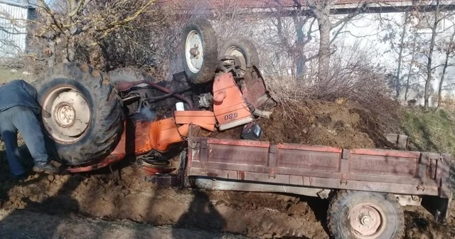 Devrilen traktörün altından sağ çıktı