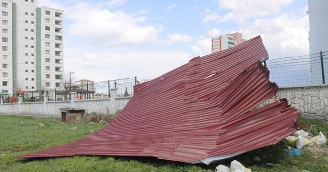 Diyarbakır&#039;da şiddetli rüzgar 1 tonluk çatıyı 200 metre uçurdu