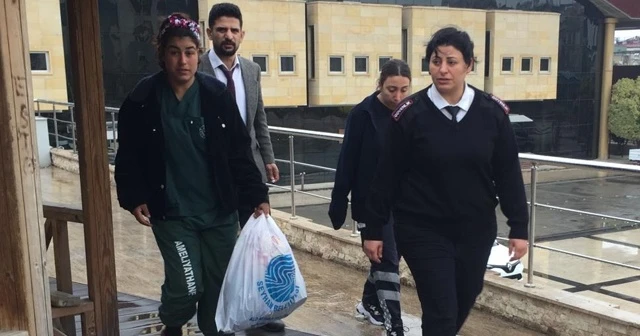 Doğumdan 1 hafta sonra ameliyat kıyafetiyle sokakta bulundu