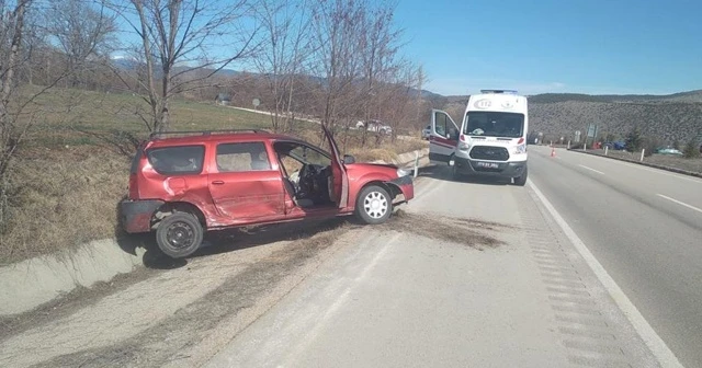 Doktorun kullandığı hafif ticari araç traktöre çarpıp takla attı : 4 yaralı