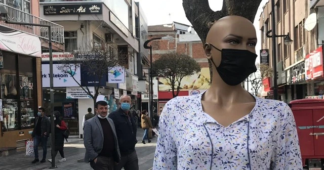 Dükkanının kapanmasını istemeyen esnaf, cansız mankene maske taktı