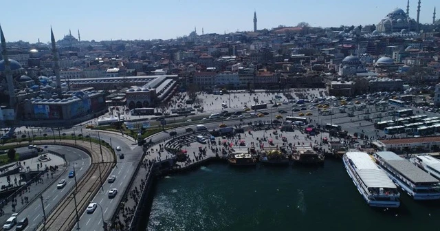 Eminönü'ndeki kalabalık eski günlerine döndü