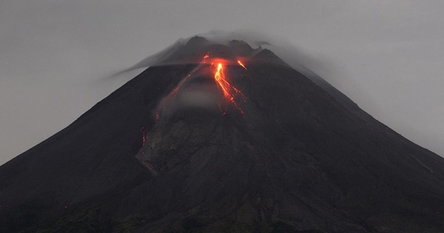 Endonezya&#039;da Merapi Yanardağı&#039;nda patlama