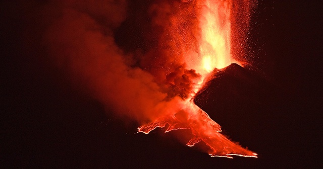 Etna Yanardağı yeniden faaliyete geçti