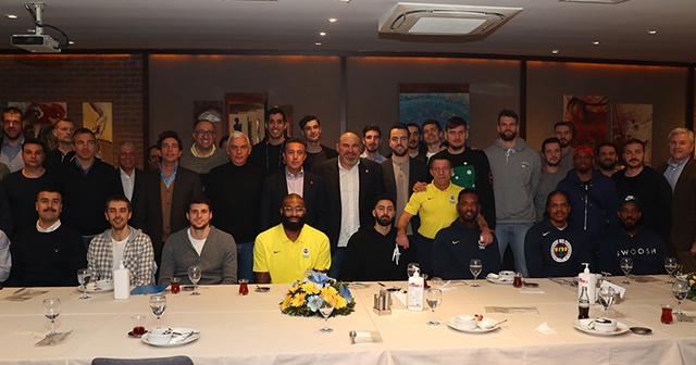 Fenerbahçe Kulübü Başkanı Ali Koç, erkek basketbol takımı ile bir araya geldi