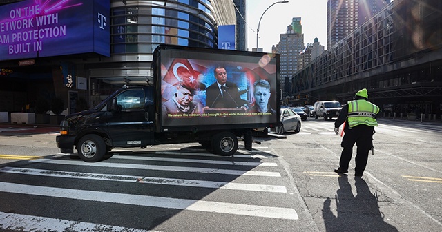 FETÖ ilanına karşı dijital ekranlı kamyonet dolaştırıldı