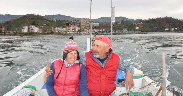 Gece gündüz demeden eşiyle birlikte denizde "Vira Bismillah" diyor