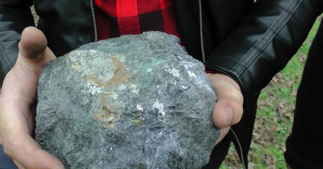 Gürültü ile düşen 9.5 kiloluk taş meteor sevinci yaşattı