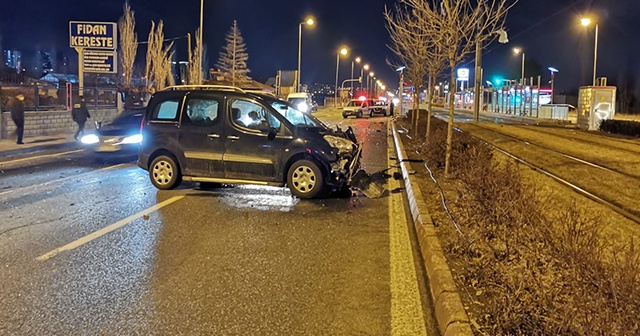 Hafif ticari araçlar çarpıştı, tramvay durağı zarar gördü