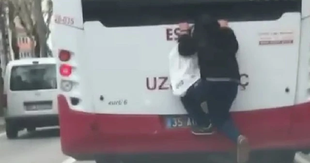 Hareket halindeki otobüse tutunarak canını hiçe saydı
