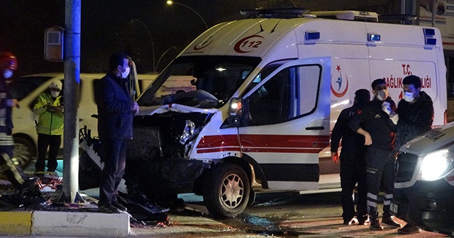 Hasta taşıyan ambulans ve otomobil çarpıştı