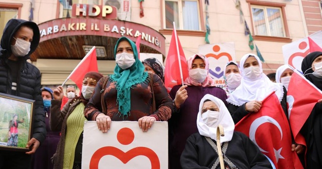 HDP önündeki ailelerin çığlığı Türkiye&#039;yi sarmaya devam ediyor