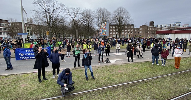 Hollanda&#039;da polisin öldürülen Türk genciyle ilgili ırkçı söylemleri protesto edildi