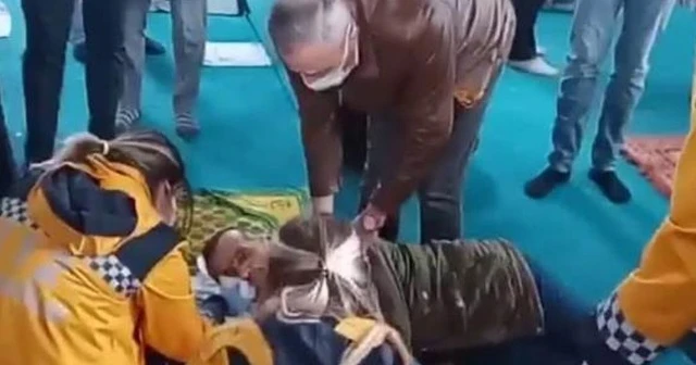 Hutbeyi dinlediği esnada kanlar içerisinde yere yığıldı