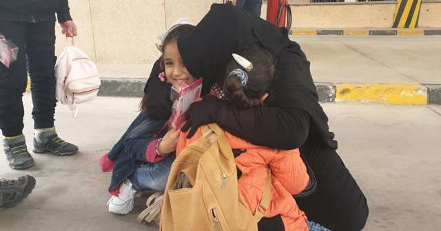 Iraklı anne Suriye&#039;deki çocuklarına sınırda kavuştu
