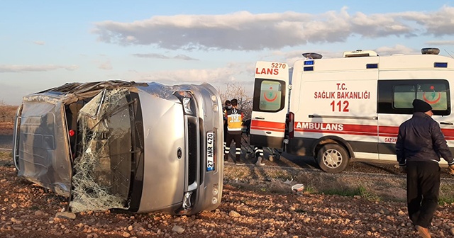 İşçileri taşıyan midibüs takla attı