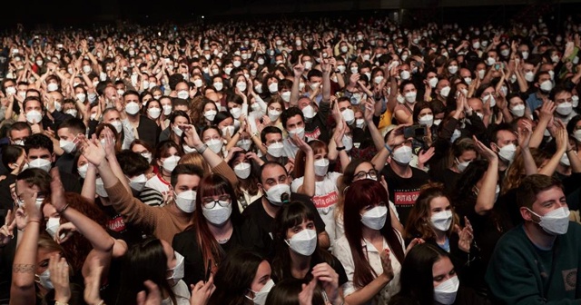 İspanya’da 5 bin kişilik “sosyal mesafesiz” konser