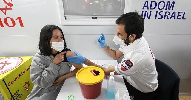 İsrail'de Kovid-19'u atlatanlar da aşılanacak