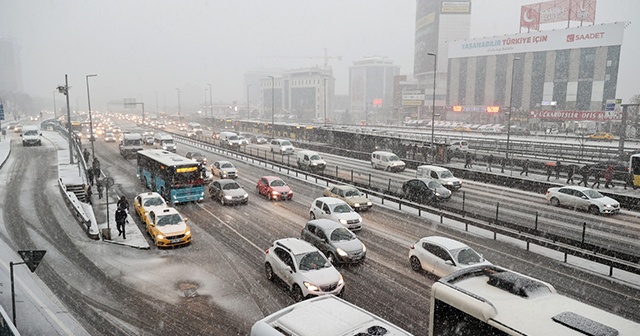 İstanbul&#039;da kar yağışının etkisiyle trafikte yoğunluk yaşanıyor