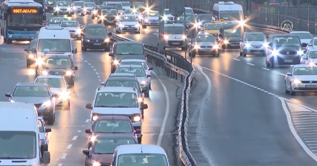 İstanbul&#039;da kısıtlamanın sona ermesiyle trafik yoğunluğu arttı