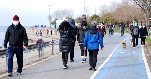 İstanbul&#039;da sahillerde ve caddelerde hareketlilik gözlendi