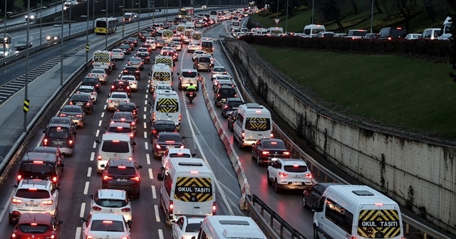 İstanbul&#039;da trafik yoğunluğu arttı