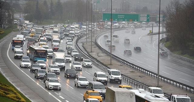 İstanbul&#039;da yağmur trafik akışında yoğunluğa neden oluyor