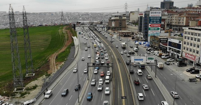 İstanbullu &#039;Evde Kal&#039;madı, trafik durma noktasına geldi