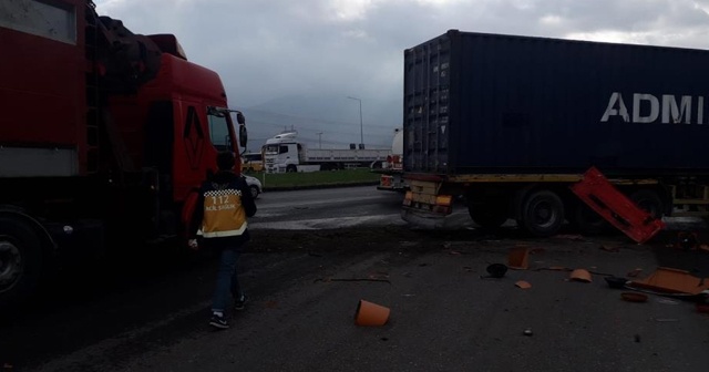 İzmir&#039;de faciadan dönüldü: İki tır ile kamyon çarpıştı