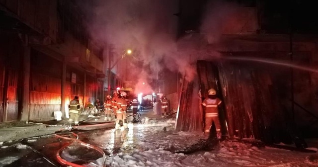 İzmir’de mobilya atölyesinde korkutan yangın