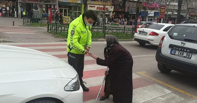 83 yaşındaki Firdevs teyze için trafik durdu