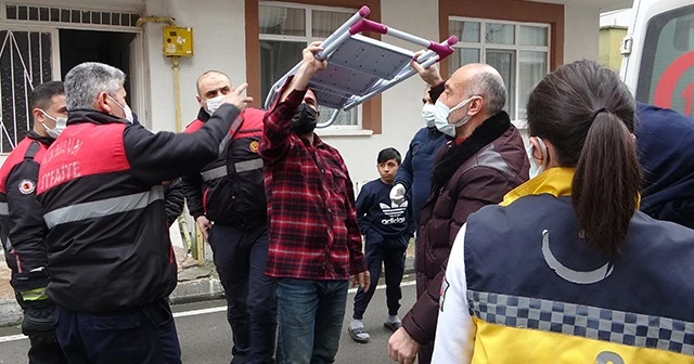Kafasına demir merdiven saplandı