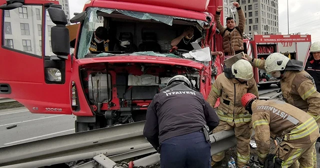Kamyonet ve ticari aracın çarpışması sonucu 3 kişi yaralandı