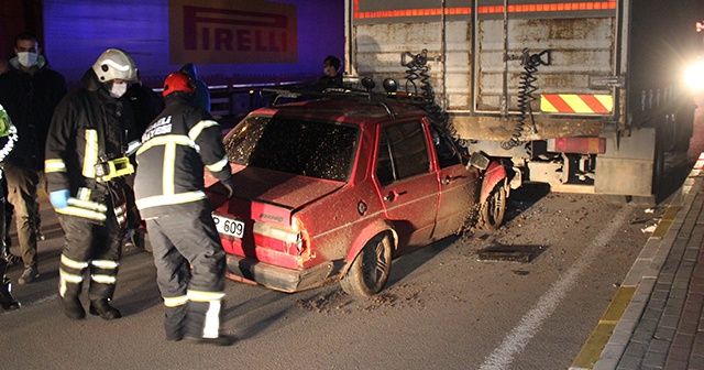 Kamyonun altına giren otomobildeki sürücü yaralandı