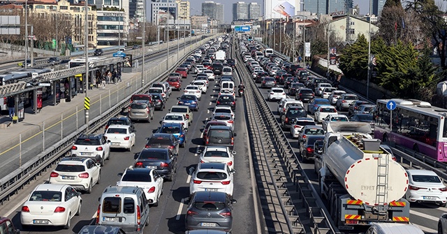 Kısıtlamasız Cumartesi&#039;de İstanbul&#039;da trafik yoğunluğu