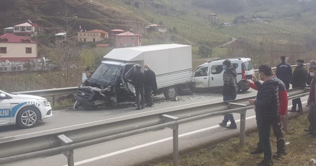 Kızının cenaze namazına giderken kaza yaptı: 4 yaralı