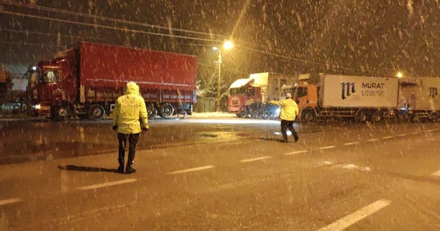 Konya-Antalya karayolu çekici ve tır geçişlerine kapatıldı