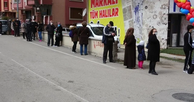 Korona günlerinde ucuz halı kuyruğu