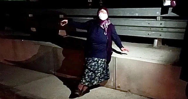 Kovid-19'lu olduğu için evine bırakılmak istenen yaşlı kadın, araçtan inerek kaçmaya çalıştı