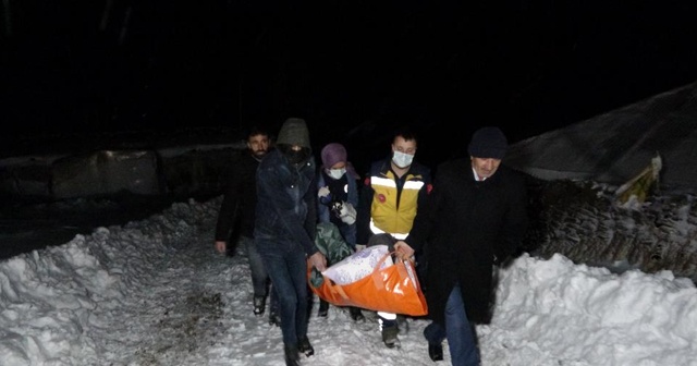 Köy yolu kardan kapandı, hasta 5 saatlik çalışmayla hastaneye ulaştırıldı