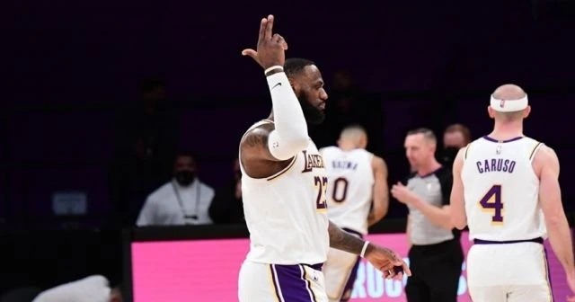 Lakers, Warriors engelini rahat geçti