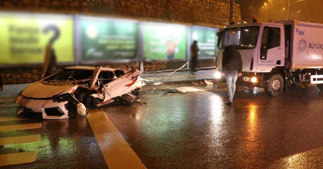 Lüks otomobil kar küreme aracına çarparak hurdaya döndü