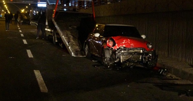 Makas attı trafiği birbirine kattı: 3’ü ağır 9 yaralı