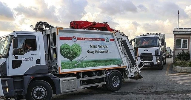 Maltepe'de temizlik görevlilerinin çöp toplama mesaileri sürüyor