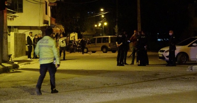 Maskeli kişiler dehşet saçtı: Bir polis yaralandı