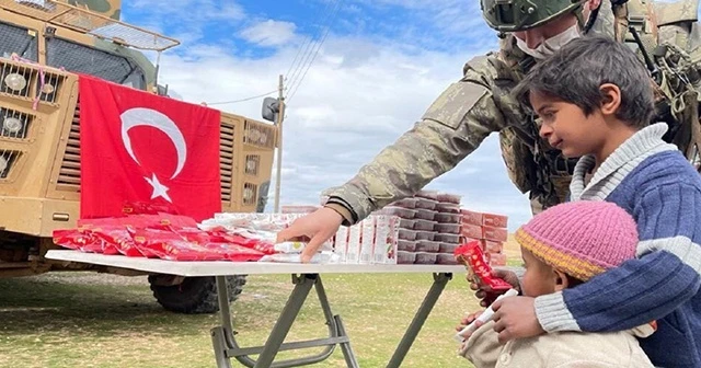 Mehmetçikten Barış Pınarı bölgesine insani yardım