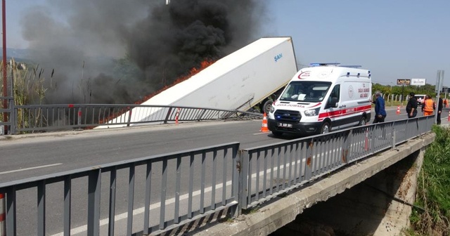 Mersin&#039;de kaza yapan tır alev aldı