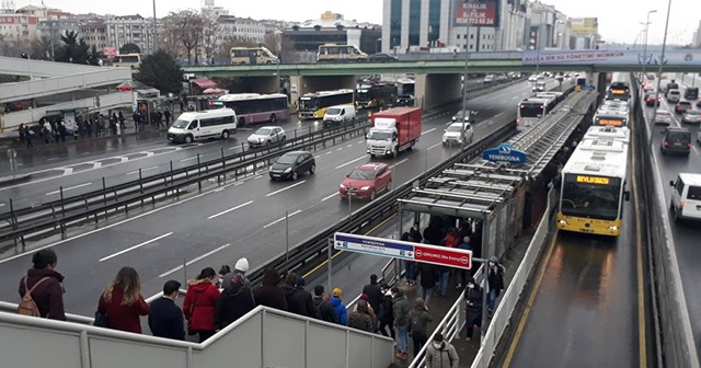 Metrobüste dikkat çeken yoğunluk