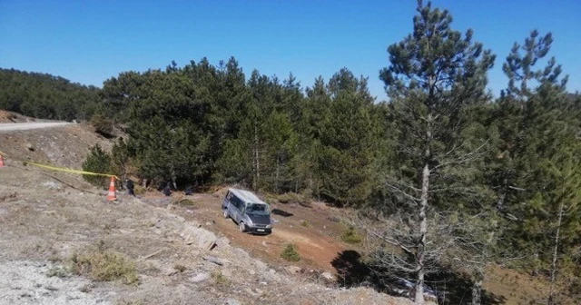 Minibüs şarampole devrildi: 2 ölü, 1 yaralı